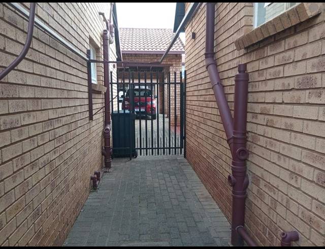 3 BEDROOM TOWNHOUSE FOR SALE IN HENNOPSPARK